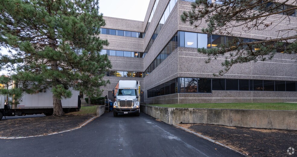 800 District Ave, Burlington, MA à louer - Photo du bâtiment - Image 2 de 21