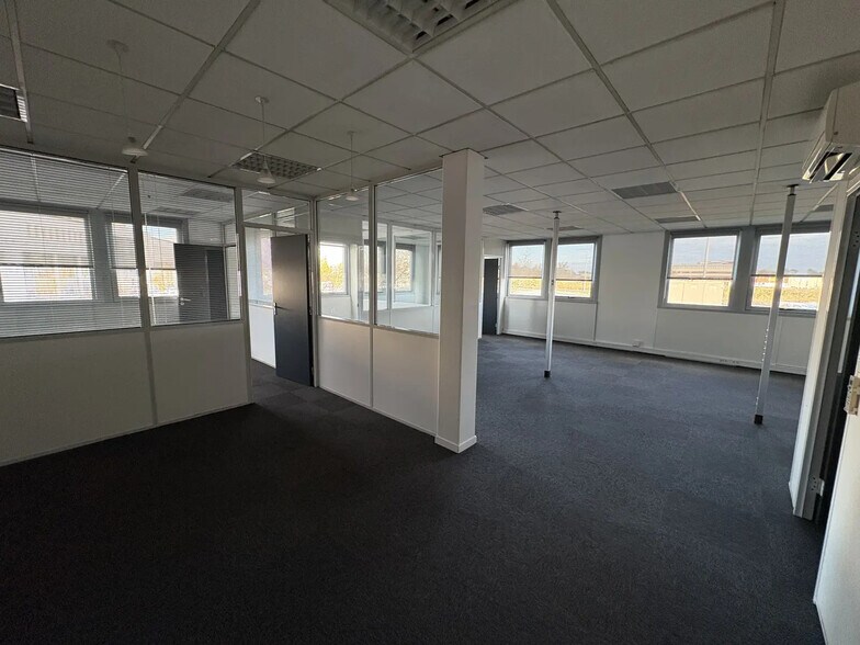 Office in Gradignan for lease - Building Photo - Image 2 of 5