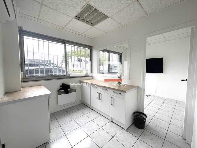2 Rue Jean Perrin, Chassieu for lease - Interior Photo - Image 3 of 7