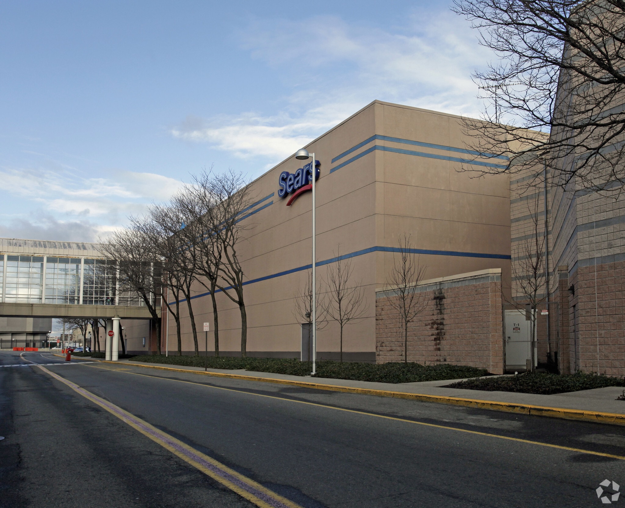 30 Mall Dr W, Jersey City, NJ for lease Primary Photo- Image 1 of 4