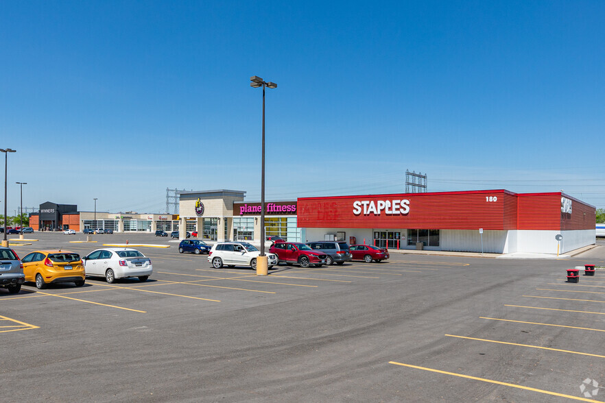 180-190 Queens Plate Dr, Toronto, ON for lease - Primary Photo - Image 1 of 3