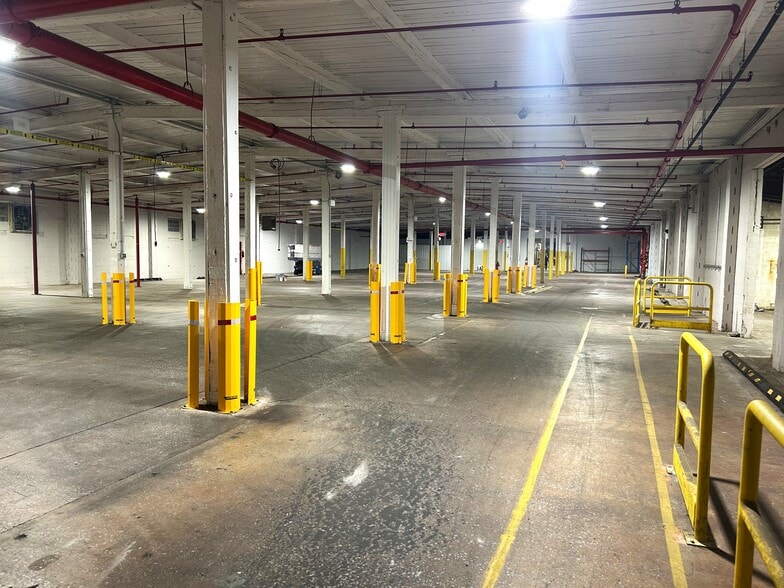 738 W Cypress St, Kennett Square, PA for lease - Building Photo - Image 3 of 9