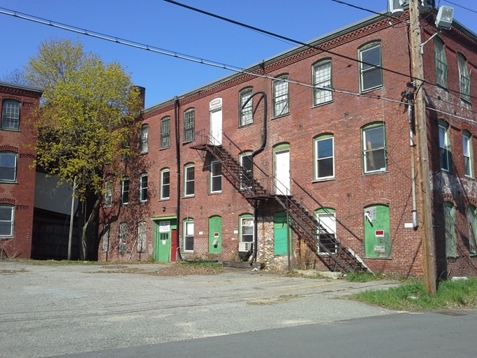 11 Oakland St, Amesbury, MA for lease - Building Photo - Image 2 of 5