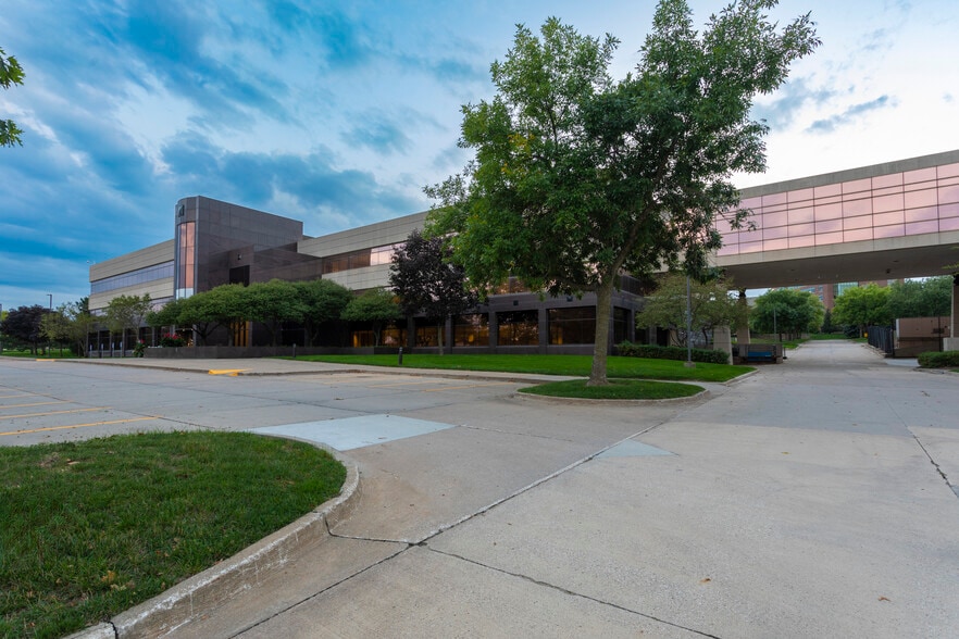 1776 West Lakes Pky, West Des Moines, IA for lease - Building Photo - Image 3 of 7