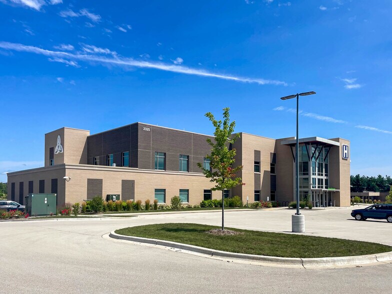 2325 Fox Run Blvd, Waukesha, WI à vendre - Photo du bâtiment - Image 2 de 11