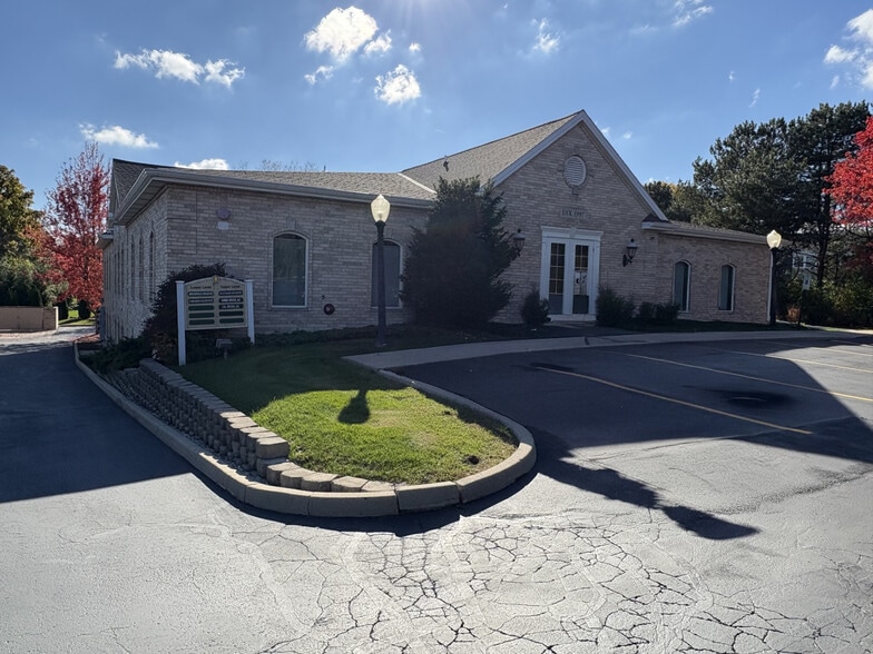 17585 W North Ave, Brookfield, WI for lease - Building Photo - Image 1 of 7