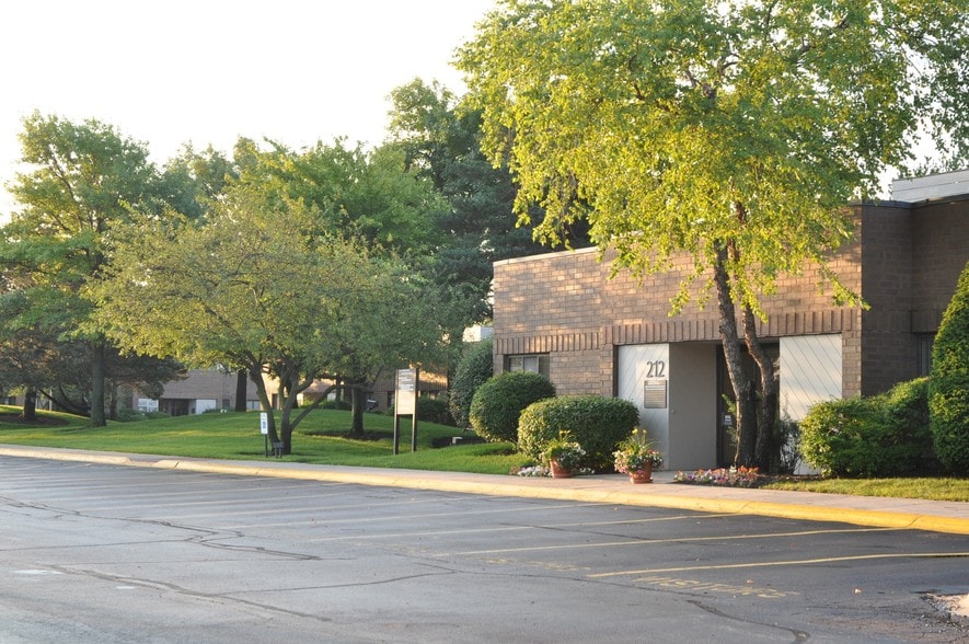 1535 Lake Cook Rd, Northbrook, IL for lease - Building Photo - Image 2 of 33