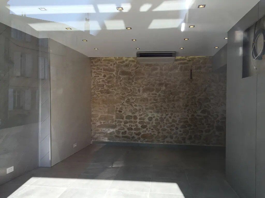 Commerce de détail dans Lambesc à louer Photo du bâtiment- Image 1 de 4