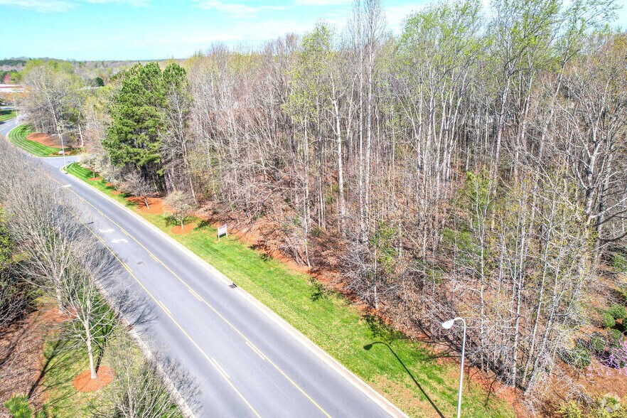 11845 Vanstory Dr, Huntersville, NC for lease - Primary Photo - Image 1 of 3