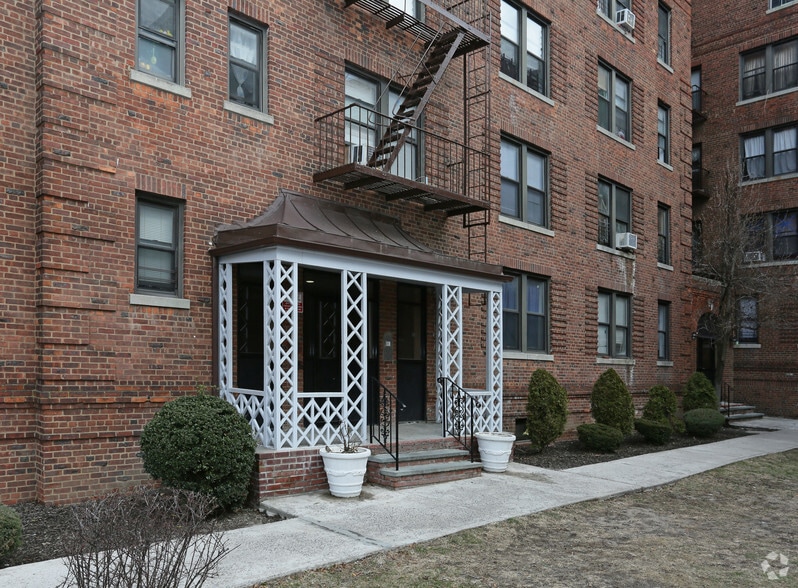 10 Washington St, Hempstead, NY for sale - Building Photo - Image 2 of 4