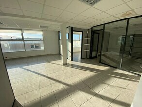 Office in Marseille for lease Interior Photo- Image 2 of 7