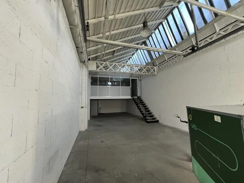 Flex in Vénissieux for lease - Interior Photo - Image 2 of 10