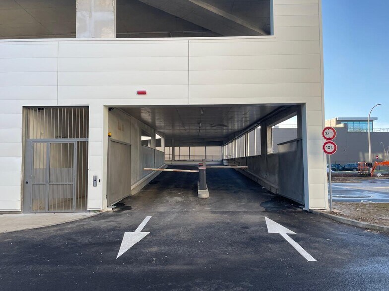 Bureau dans Nanterre à louer - Photo du bâtiment - Image 2 de 12