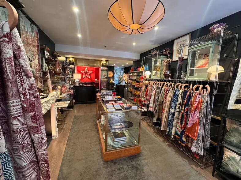 Retail in Saint-Germain-en-Laye for lease - Building Photo - Image 2 of 6