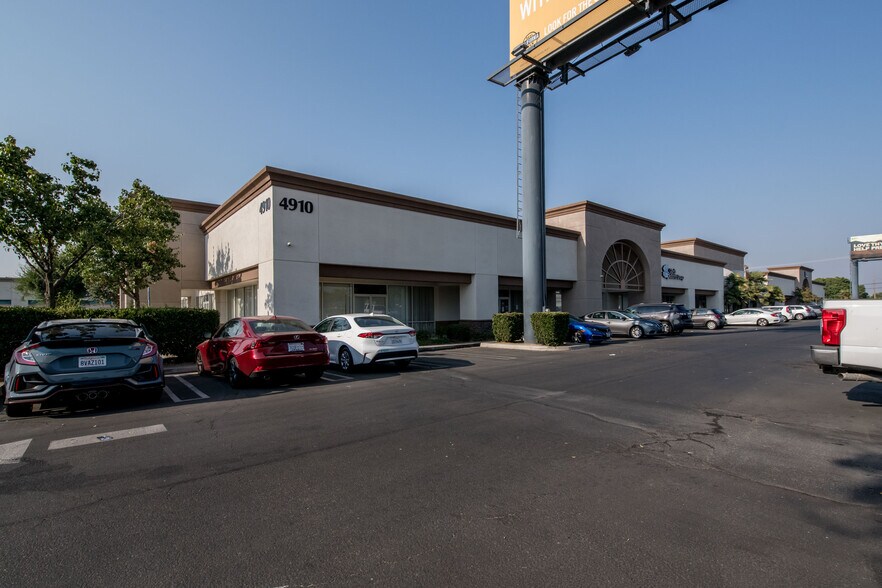 4910 E Ashlan Ave, Fresno, CA à louer - Photo du bâtiment - Image 3 de 6