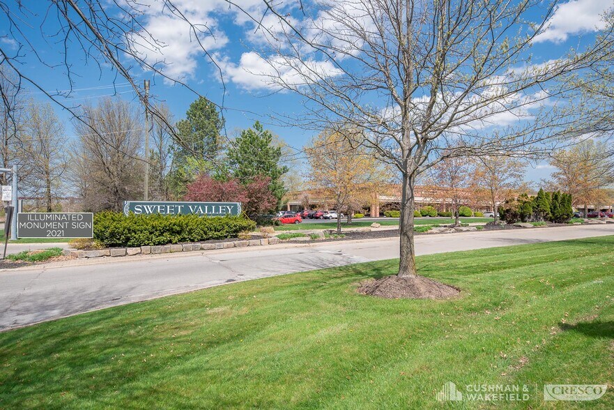 8001 Sweet Valley Dr, Valley View, OH à louer - Photo du bâtiment - Image 3 de 3