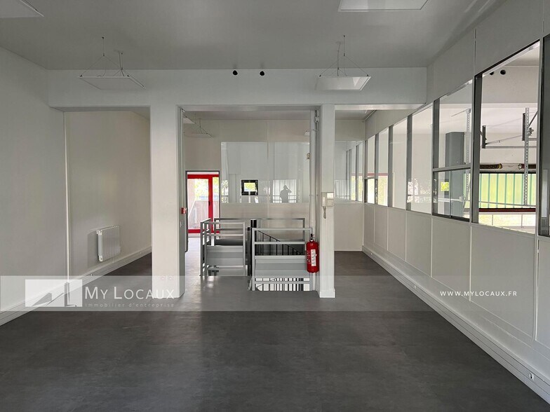 12 Chemin Du Moulin Basset, Saint-Denis for lease - Interior Photo - Image 2 of 3