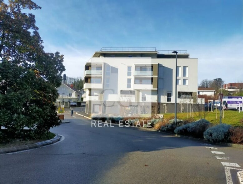 Retail in Voiron for lease - Building Photo - Image 2 of 14