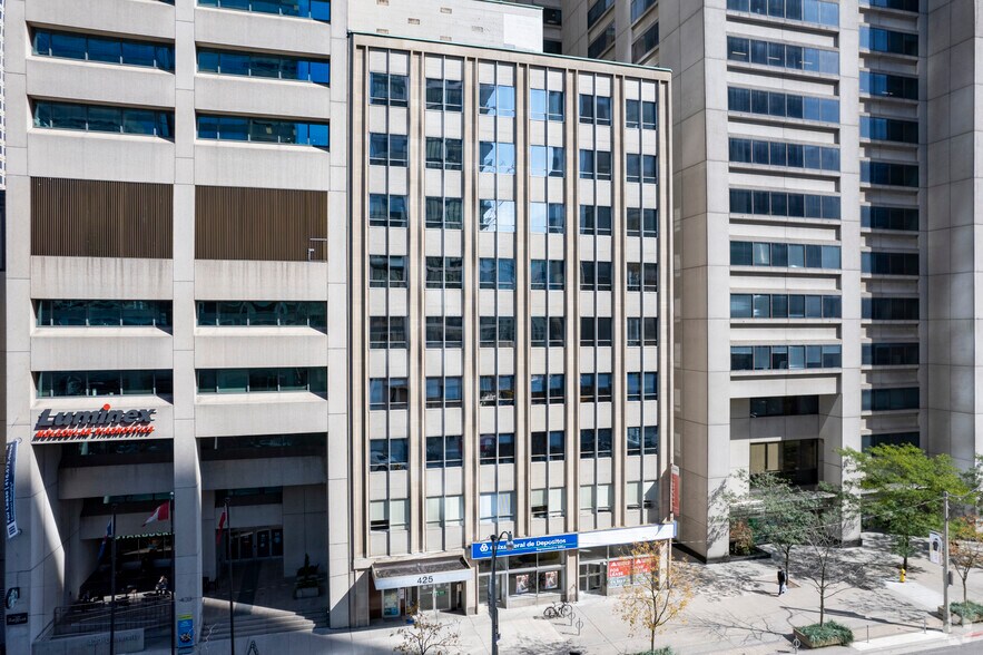 425 University Ave, Toronto, ON à louer - Photo du bâtiment - Image 2 de 3