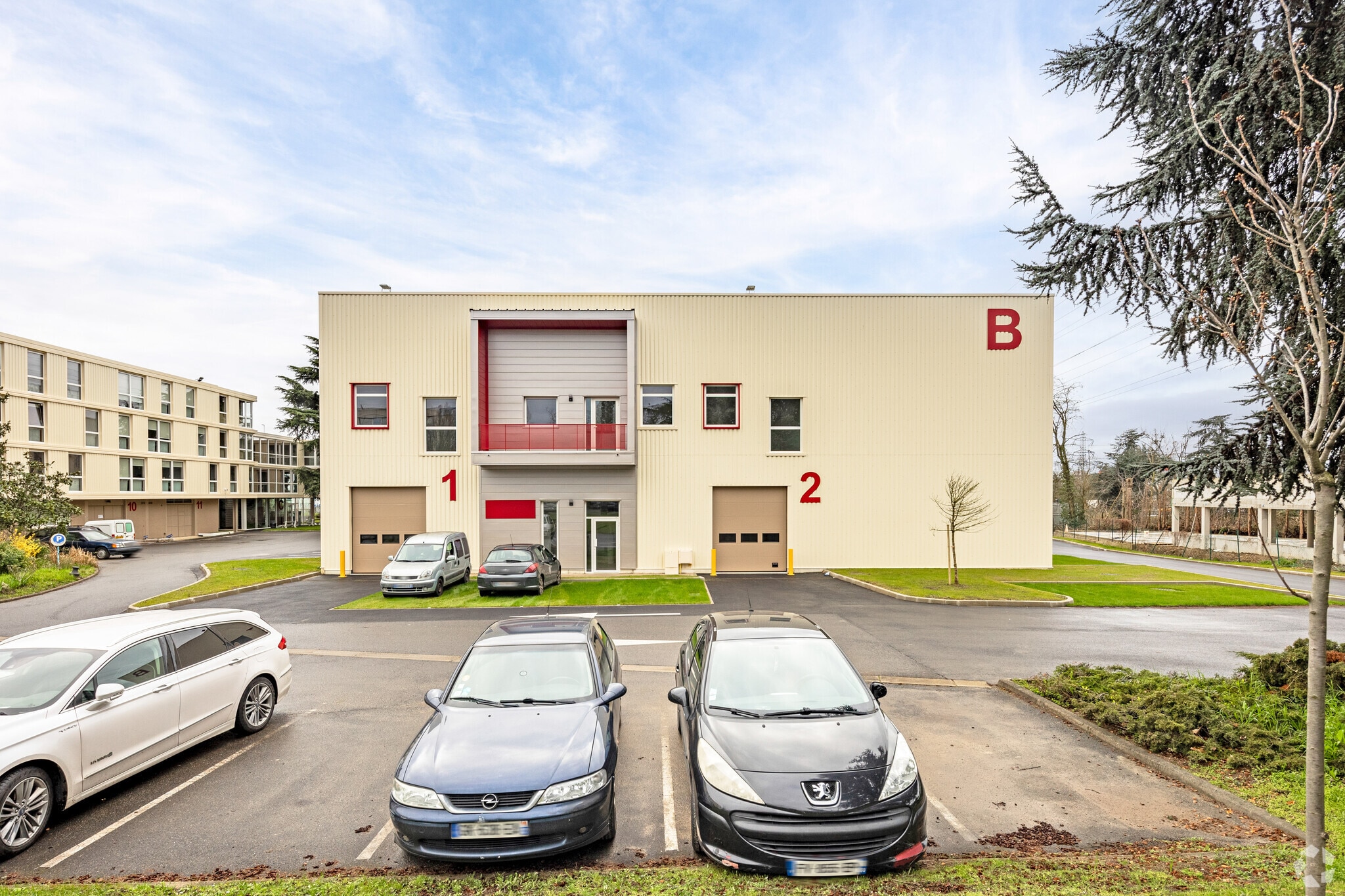 Flex in Pontoise for lease Primary Photo- Image 1 of 3