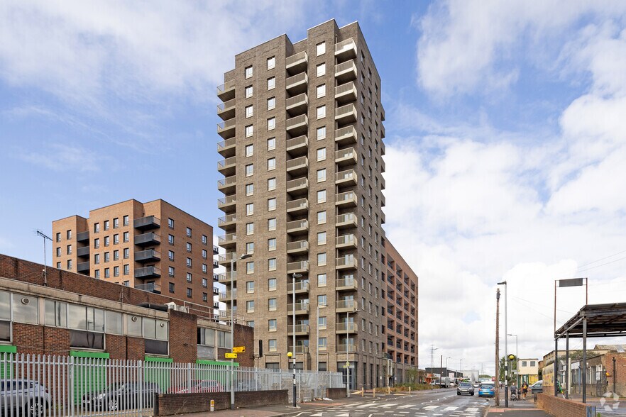 12 Crossness Yard, Barking à louer - Photo du bâtiment - Image 3 de 4