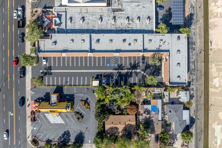 940 E Valley Pky, Escondido, CA for lease - Building Photo - Image 3 of 9