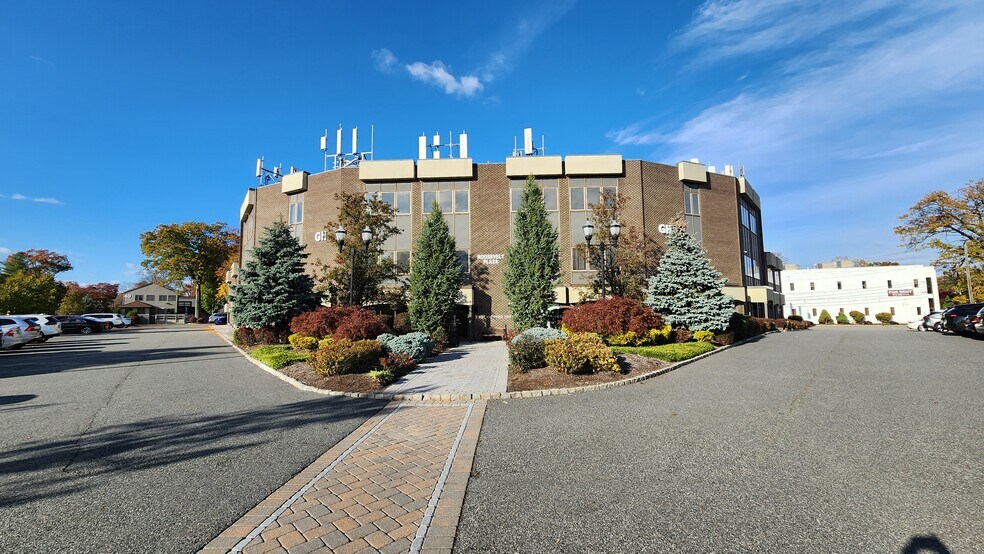 2 W Northfield Rd, Livingston, NJ à louer - Photo du bâtiment - Image 3 de 11