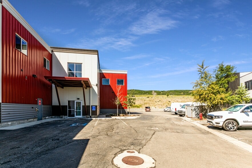 4383 Forestdale Dr, Park City, UT for lease - Building Photo - Image 3 of 44
