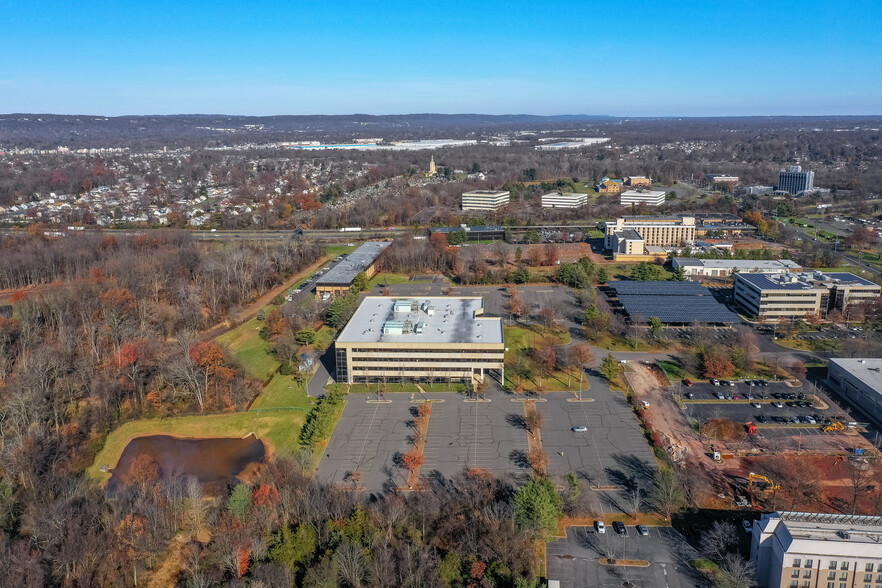 200 Franklin Square Dr, Somerset, NJ à vendre - Photo du bâtiment - Image 1 de 1