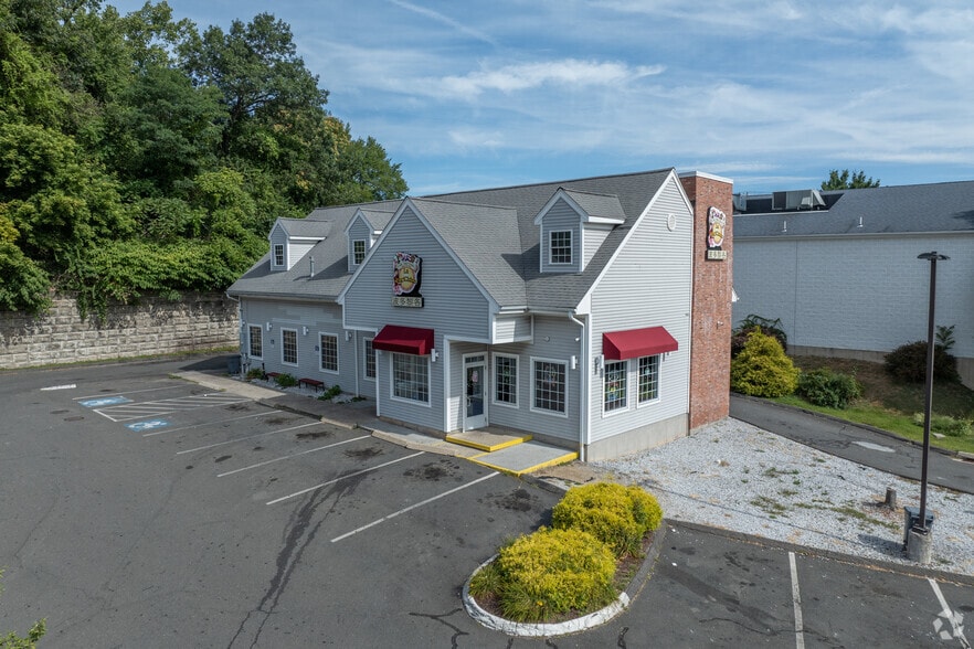 158 Manor Ave & 105 Meriden Rd portfolio of 3 properties for sale on LoopNet.ca - Primary Photo - Image 3 of 4
