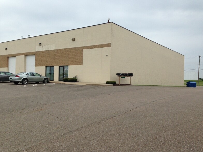 4760 SW Faircrest St, Canton, OH for lease - Building Photo - Image 2 of 5
