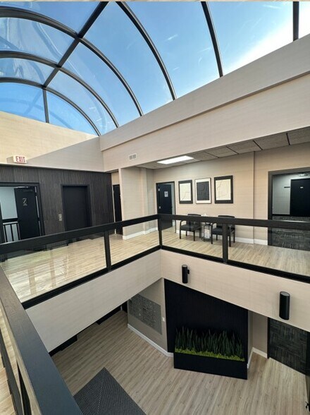 43000 W 9 Mile Rd, Novi, MI à louer - Photo intérieure - Image 2 de 16