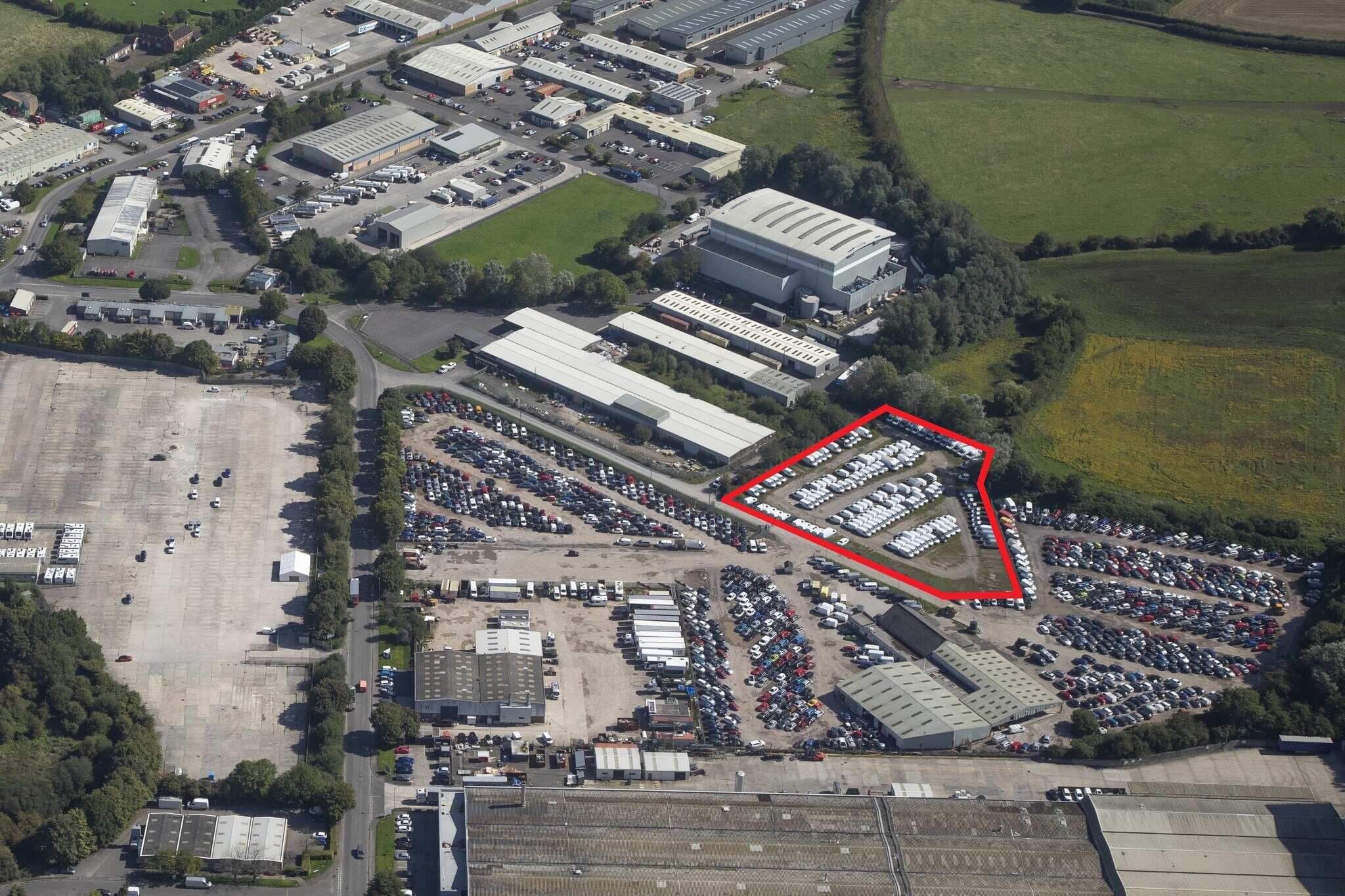 37B Broadway E, Westbury à louer Photo du bâtiment- Image 1 de 4