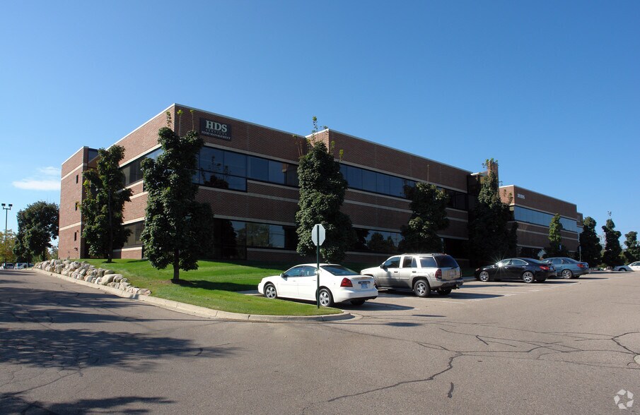 39395 W 12 Mile Rd, Farmington Hills, MI à louer - Photo du bâtiment - Image 3 de 7