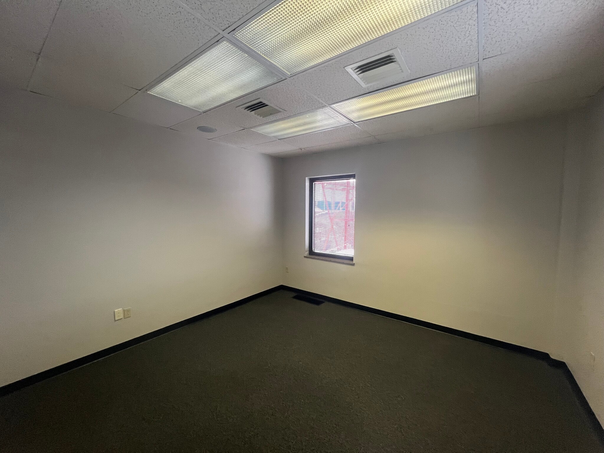 150 Hillside Dr, Bethel Park, PA for lease Interior Photo- Image 1 of 11