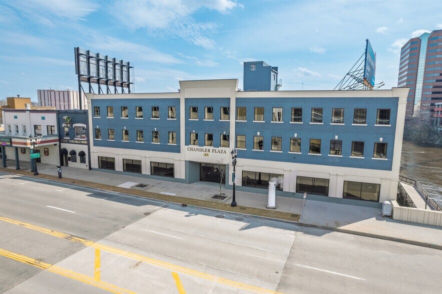 300 E Michigan Ave, Lansing, MI à louer - Photo du bâtiment - Image 2 de 9