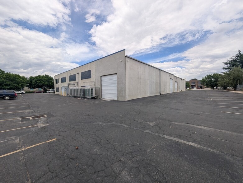 649 W 9400 S, Sandy, UT à louer - Photo du bâtiment - Image 3 de 20