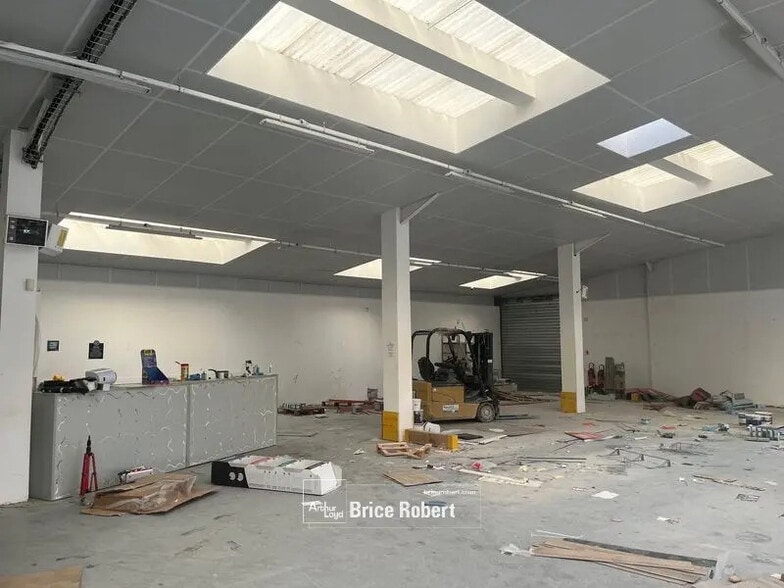 Flex in Voiron for lease - Interior Photo - Image 3 of 4