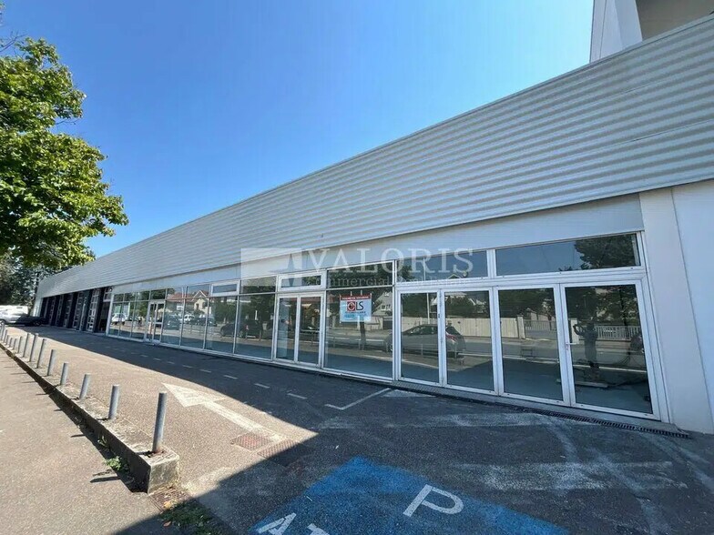 Flex dans Vénissieux à louer - Photo du bâtiment - Image 3 de 18