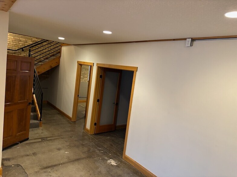 102 5th St W, Chaska, MN à vendre - Photo du bâtiment - Image 3 de 10