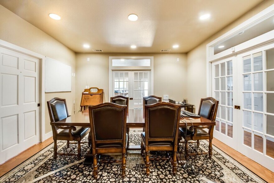 768 Bandit Trl - Office & Land together portefeuille de 2 propriétés à vendre sur LoopNet.ca - Photo du bâtiment - Image 2 de 7