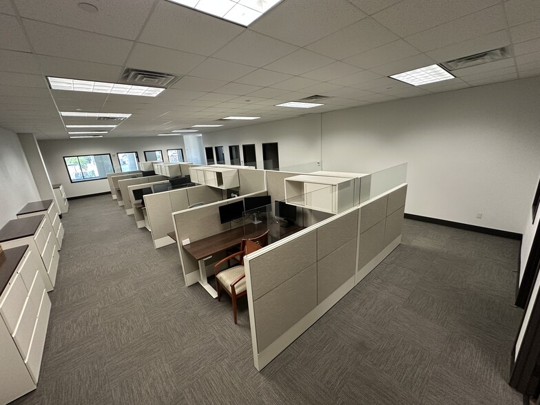 400 W Oak St, Denton, TX for lease - Building Photo - Image 3 of 11