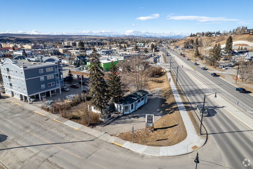221 2nd Ave W, Cochrane, AB à vendre - Aérien - Image 2 de 2
