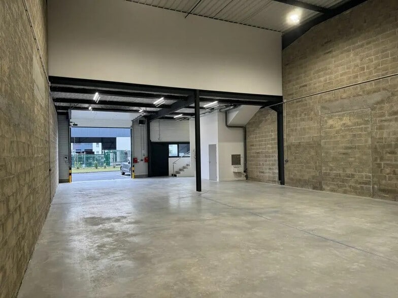 Flex in Lieusaint for lease - Interior Photo - Image 2 of 4
