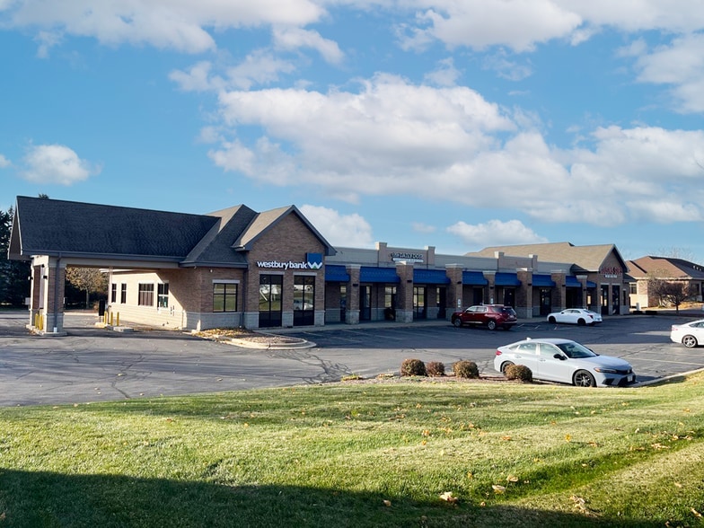 1195 E Commerce Blvd, Slinger, WI for lease - Building Photo - Image 1 of 4