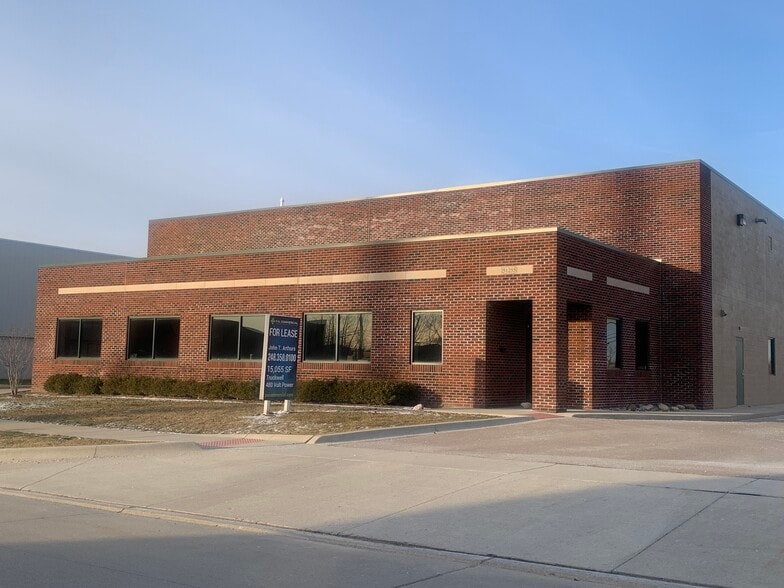 51255 Regency Center Dr, Macomb Township, MI for lease - Building Photo - Image 2 of 5