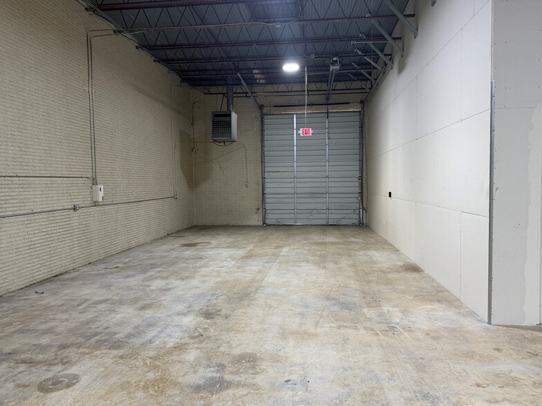 1020 Paulsun St, San Antonio, TX for lease - Building Photo - Image 2 of 8