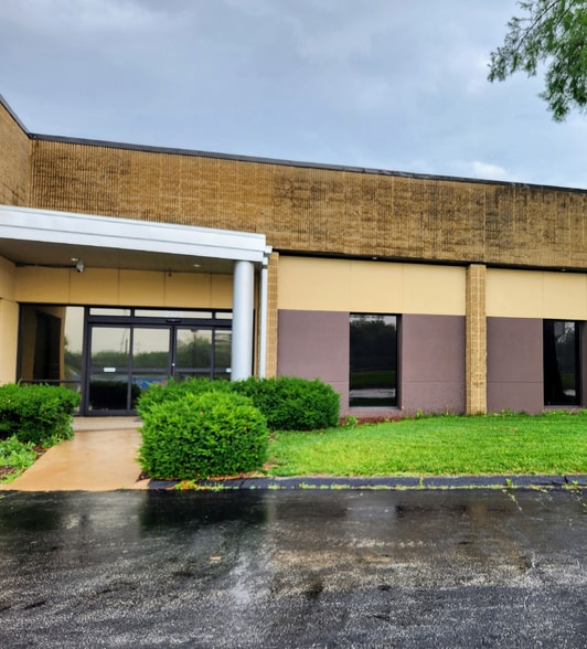 2466-2488 Old Dorsett Rd, Maryland Heights, MO for lease - Building Photo - Image 1 of 4