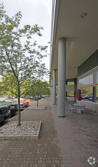 200 Business Park Dr, Armonk, NY à louer - Photo du bâtiment - Image 3 de 4