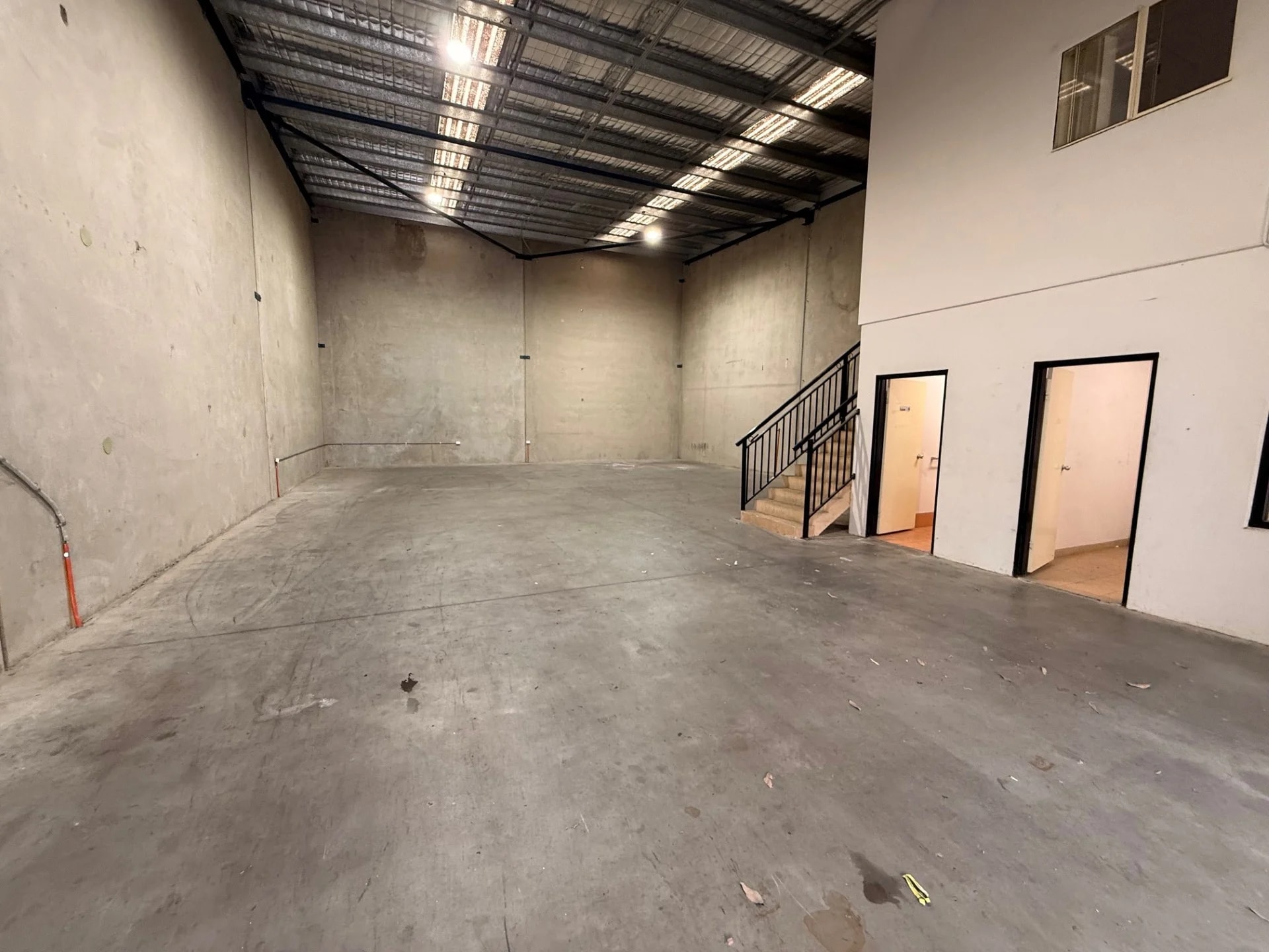 8 Samantha Pl, Smeaton Grange for lease Interior Photo- Image 1 of 2